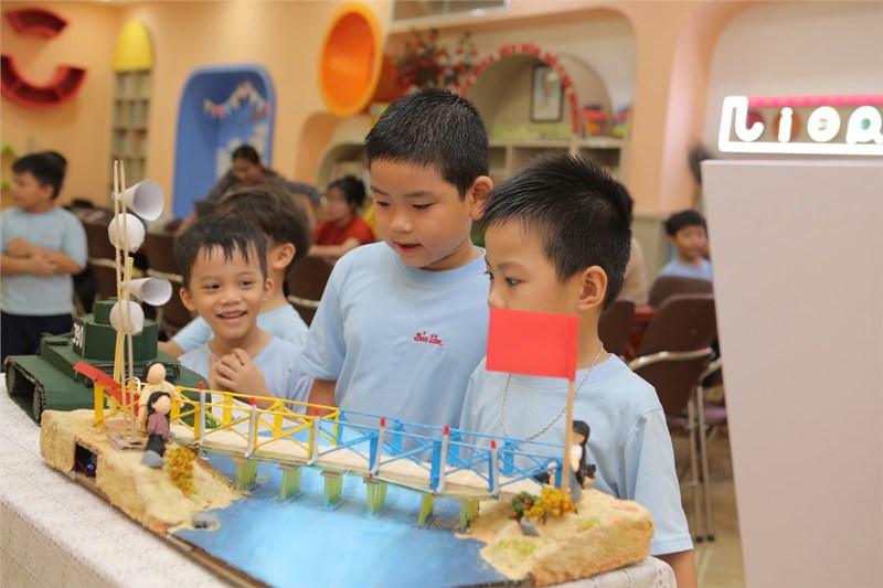 <a href="/tin-tuc-su-kien/truong-tieu-hoc-nguyen-binh-khiem-han-hoan-chao-don-cac-em-hoc-sinh-lop-la-truo/ct/21309/1299053">Trường Tiểu học Nguyễn Bỉnh Khiêm hân hoan chào đón<span class=bacham>...</span></a>