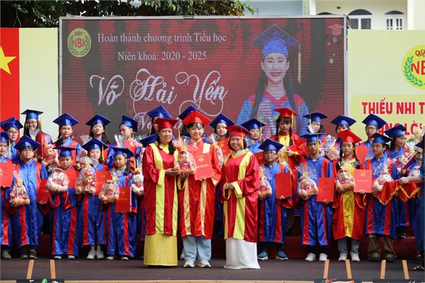 <a href="/tin-tuc-su-kien/xuc-dong-thu-co-hieu-truong-gui-hoc-sinh-lop-5-ngay-chuyen-cap/ct/21309/1301244">Xúc động thư cô hiệu trưởng gửi học sinh lớp<span class=bacham>...</span></a>