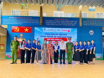 TUYÊN TRUYỀN AN TOÀN GIAO THÔNG VÀ TRAO NÓN BẢO HIỂM CHO HỌC SINH LỚP 1 - QUYÊN GÓP ỦNG HỘ CHO NHÂN DÂN CUBA VÀ ĐỒNG BÀO BỊ THIỆT HẠI DO CƠN BÃO SỐ 10 (BUALOI) - VINH DANH KHEN THƯỞNG HỌC SINH ĐẠT THÀNH TÍCH XUẤT SẮC TRONG HỘI THI GIẢI CỜ VUA THẾ GIỚI 🇻🇳 🌻Ngày 13/10/2025, Trường Tiểu học Nguyễn Khuyến tổ chức Tuyên truyền an toàn giao thông và trao tặng nón bảo hiểm cho học sinh lớp 1. Với mục đích nâng cao nhận thức về sự an toàn an giao thông và bảo vệ sức khỏe cho các em học sinh. Đây là món quà nhỏ nhưng đầy ý nghĩa nhằm bảo vệ sức khỏe và sự an toàn của các em trên mỗi chặng đường đến trường, đặc biệt là khi tham gia giao thông.