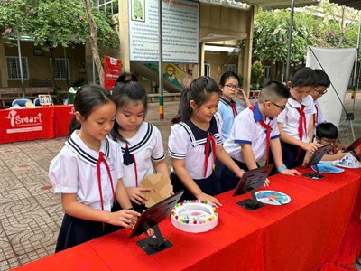 🌷🌷 GIỜ RA CHƠI TRÃI NGHIỆM SÁNG TẠO 🌷🌷
    Ngày 21/2/2025, Trường Tiểu học Nguyễn Khuyến tổ chức giờ ra chơi trãi nghiệm sáng tạo cho 1037 học sinh tham gia các hoạt động trãi nghiệm, trò chơi giải trí sáng tạo. Giúp các em rèn luyện kĩ năng sống cũng như tạo hứng thú học tập trong tuần
