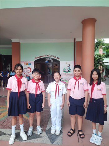 Đội viên Liên đội Nguyễn Khuyến tham quan  Không gian văn hóa, góc học tập và làm theo tư tưởng Hồ Chí Minh 
