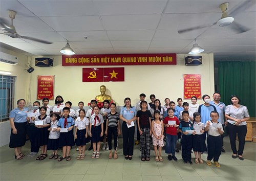 Phối hợp với Ủy ban MTTQ Việt Nam Phường 12 và Ủy ban Nhân dân Phường 12 phối hợp trao tặng hỗ trợ kinh phí chăm lo cho 10 em học sinh nghèo hiếu học tại Liên đội.