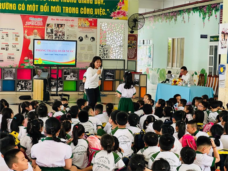 10.07.24 - Tập huấn Phòng chống đuối nước & Phòng tránh bị lạc, bắt cóc - Đại diện HĐĐ Quận 4 phát bảo hiểm y tế cho Đội viên, HS