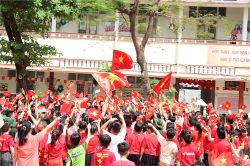 Chúc mừng Trường Tiểu học Nguyễn Thái Học vinh dự được UBND Thành phố Hồ Chí Minh công nhận là Trường học số, công trình Chào mừng kỉ niệm 50 năm ngày Giải phóng miền Nam, thống nhất đất nước.