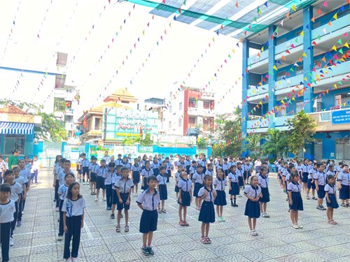Tập thể dục giữa giờ khối lớp 4,5 và múa sân trường khối lớp 1,2,3 của trường nguyễn thanh tuyền năm học 2024 - 2025
