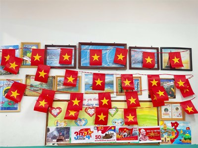 Hoạt động Trang trí lớp học Chào mừng 50 năm ngày Giải phóng miền Nam thống nhất đất nước (30/4/1975 - 30/4/2025)