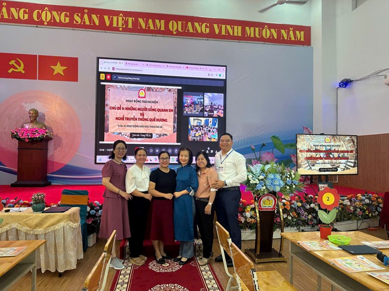 CBQL và GV tham gia sinh hoạt chuyên môn liên trường