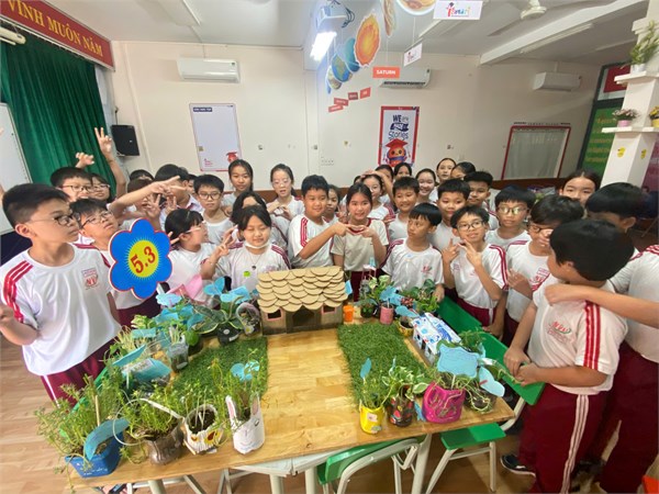 Khối 5 tham gia ngày hội tái chế