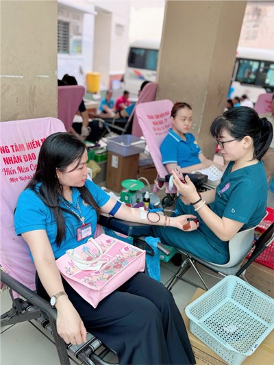 Đoàn viên công đoàn tham gia hoạt động hiến máu tình nguyện của ngành Giáo dục thành phố Thủ Đức