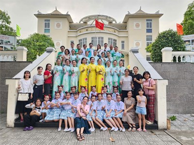 Tham gia hội diễn văn nghệ ngành giáo dục và đào tạo tp thủ đức năm học 2024-2025 chủ đề  tự hào thành phố anh hùng . các thầy cô và học sinh đã xuất sắc đạt hạng nhất thể loại song/tam ca của học sinh và hạng nhì thể loại đơn ca của giáo viên.