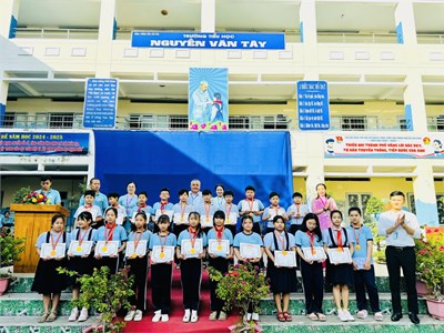 Khen thưởng đội kéo co đạt thành tích tại giải thể thao học sinh thành phố thủ đức năm học 2024-2025