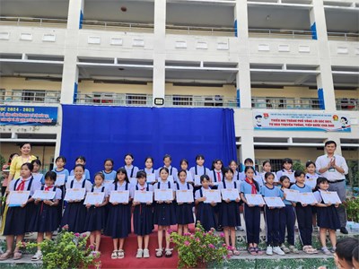 Khen thưởng học sinh đạt giải hội diễn văn nghệ ngành giáo dục và đào tạo tp thủ đức năm học 2024-2025 chủ đề  tự hào thành phố anh hùng .