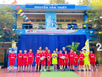 Nhận quà tặng từ ban tổ chức giải bóng đá nhi đồng Thành phố Hồ Chí Minh