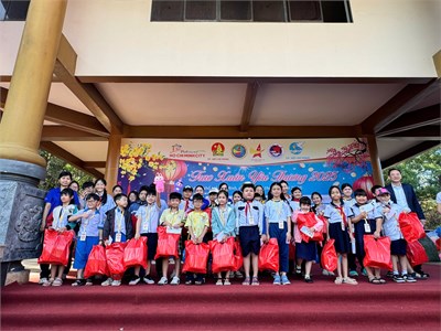 Học sinh tham gia chương trình   Trao Xuân yêu thương 2025 