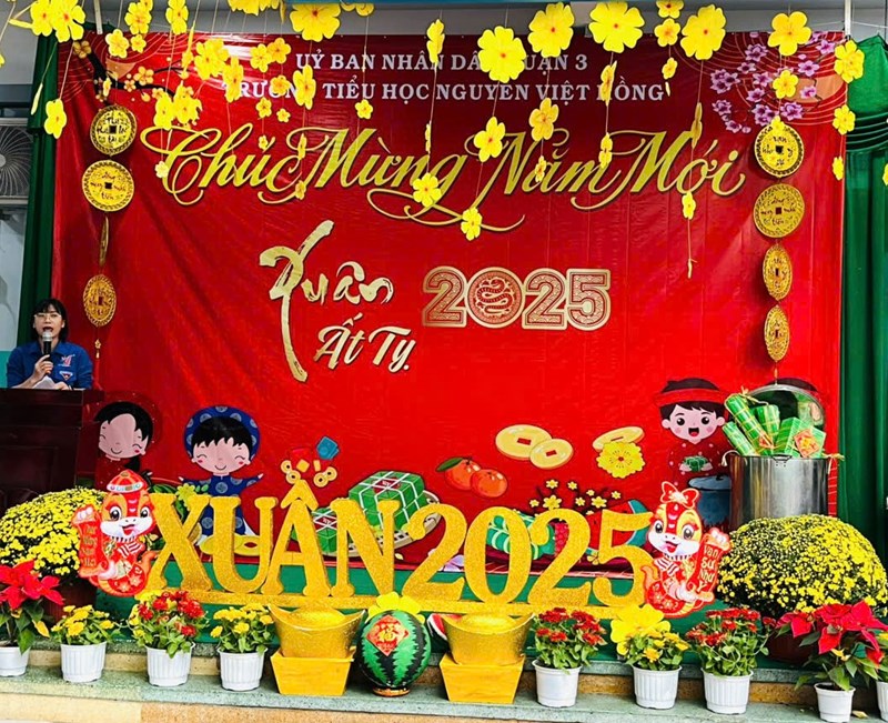 Sinh hoạt dưới cờ với chủ đề   Xuân yêu thương 2025 