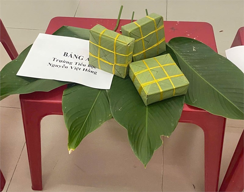 Học sinh tham gia thi gói bánh chưng do Quận đoàn 3 tổ chức.
