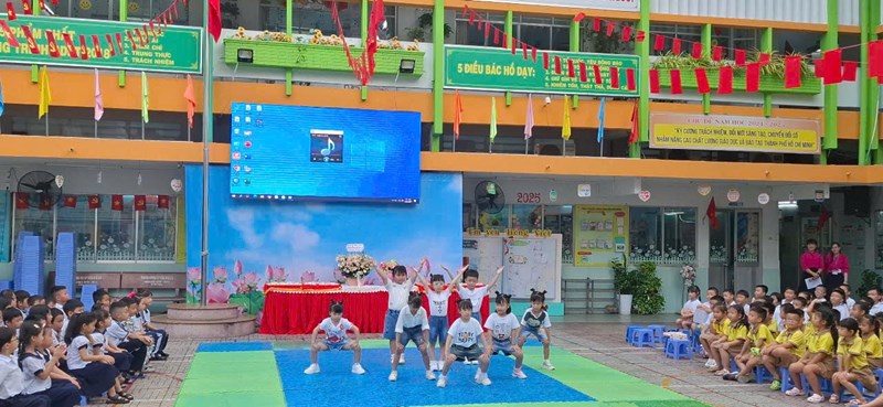 Hân hoan chào đón học sinh lớp lá