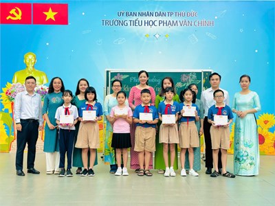 Phát giấy khen sân chơi Tiếng Anh My passion reading cấp trường.
