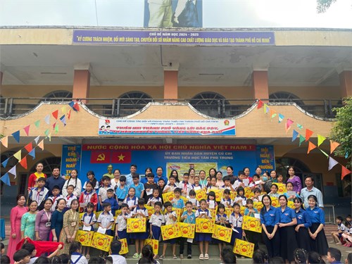Trường TH Tân Phú Trung phát quà từ hội thu heo đất vì bạn nghèo vui Tết năm 2025