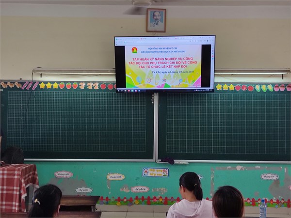Liên đội TH Tân Phú Trung tổ chức tập huấn cho phụ trách chi về tổ chức lễ kết nạp Đội cho học sinh năm học 2024-2025
