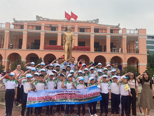 Hành Trình Về Địa Chỉ Đỏ: Tham Quan Bến Nhà Rồng