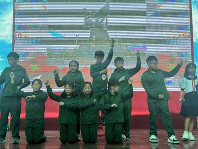 Học sinh Trường Tiểu học Tạ Uyên hào hứng tái hiện những trang sử hào hùng và truyện dân gian đặc sắc
