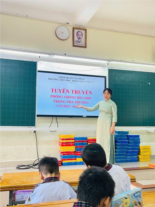 Liên đội trường Tiểu học Thân Nhân Trung đã tổ chức Truyền thông phòng chống HIV/AIDS trong nhà trường năm học 2024 - 2025.