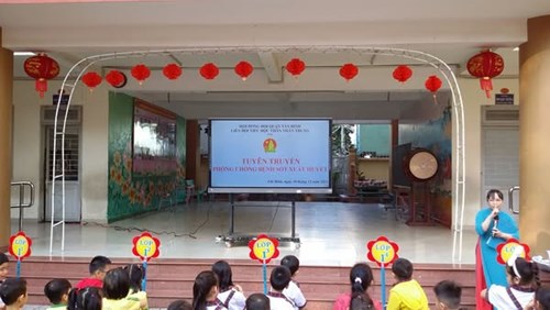 Dịch sốt xuất huyết đã và đang hoành hành ở nhiều nơi trên cả nước với diễn biến hết sức phức tạp. 
Để giúp học sinh hiểu thêm về bệnh sốt xuất huyết cũng như mức độ nguy hiểm của dịch bệnh này và biết cách phòng tránh, ngày 30/12/2024, trường Tiểu học Thân Nhân Trung đã tổ chức buổi Tuyên truyền Phòng bệnh sốt xuất huyết, chia sẻ những thông tin về cách phòng, chống bệnh sốt xuất huyết.