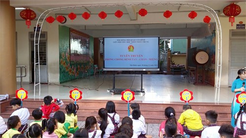 Tay chân miệng là dịch bệnh nguy hiểm ở trẻ em, có thể gây tử vong cao. Hiện nay có rất nhiều trẻ mắc bệnh chân tay miệng. Vì thế việc tìm hiểu nguyên nhân, triệu chứng bệnh tay chân miệng ở trẻ là vô cùng quan trọng và cần thiết.