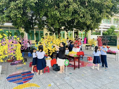Hội thi  Trang trí mai - đào  mừng Xuân Ất Tỵ 2025 tại Trường Tiểu học Thuận Kiều, năm học 2024-2025