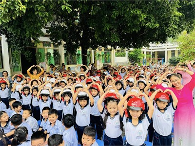 Chương trình cùng em vững bước - Trao tặng mũ bảo hiểm cho học sinh lớp 1, năm học 2024-2025