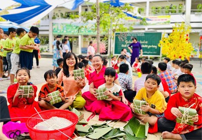 Hội thi  Gói bánh chưng, bánh tét  với chủ đề  Gói bánh ngày Tết - Gắn kết yêu thương  năm học 2024-2025