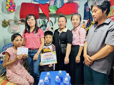Hoạt động  Kết nối yêu thương  đến với gia đình các em học sinh có hoàn cảnh đặc biệt khó khăn