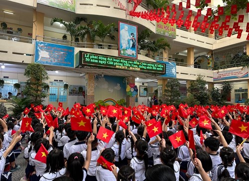 Lễ phát động đợt hoạt động cao điểm Chào mừng kỷ niệm 50 năm Ngày giải phóng miền Nam, thống nhất đất nước (30/4/1975 - 30/4/2025) với chủ đề “Em là chiến sĩ Giải phóng quân Thành phố Bác Hồ” và cuộc vận động “Lớp em treo cờ Tổ quốc” với chủ đề “Tự hào non sông thống nhất”
Năm học 2024 – 2025