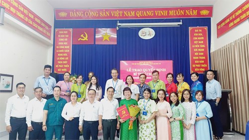 Lễ trao quyết định Bí thư Chi bộ Trần Quang Cơ