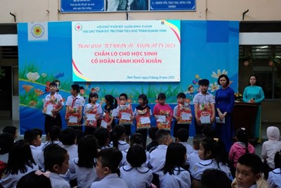 Ngày 13/01/2025, Hội Chữ thập đỏ trường tiểu học Trần Quang Vinh đã trao những suất quà chăm lo cho những em học sinh có hoàn cảnh khó khăn của trường nhằm động viên các các em nỗ lực vượt khó, vươn lên trong học tập.