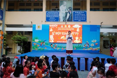 Trao quà Nụ cười hồng - Cùng bạn vui Tết