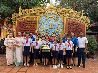 Trường tiểu học trần quang vinh tổ chức viếng thắp hương tưởng niệm tại đền thờ hai bà trưng và tham quan nhà truyền thống quận bình thạnh