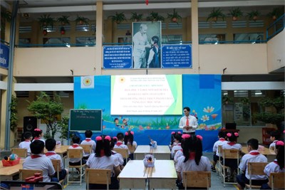 Chuyên đề Toán lớp 5  Thể tích hình lập phương , ngày 04/3/2025, cụm chuyên môn 2.
GV. Nguyễn Quang Bảo Chấn và HS lớp 5/2 Trường Tiểu học Trần Quang Vinh thực hiện.