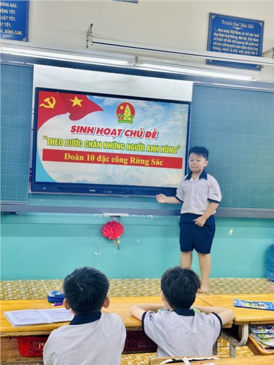 Sinh hoạt chủ đề “Theo bước chân những người anh hùng” - Đoàn 10 đặc công Rừng Sác