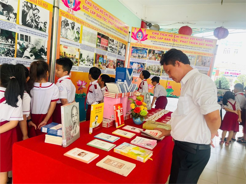 Trường Tiểu học Trần Văn Danh tổ chức không gian văn hóa về Bác Hồ.