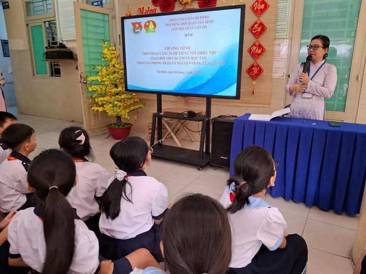 Đối thoại giữa HIệu trưởng và học sinh.
