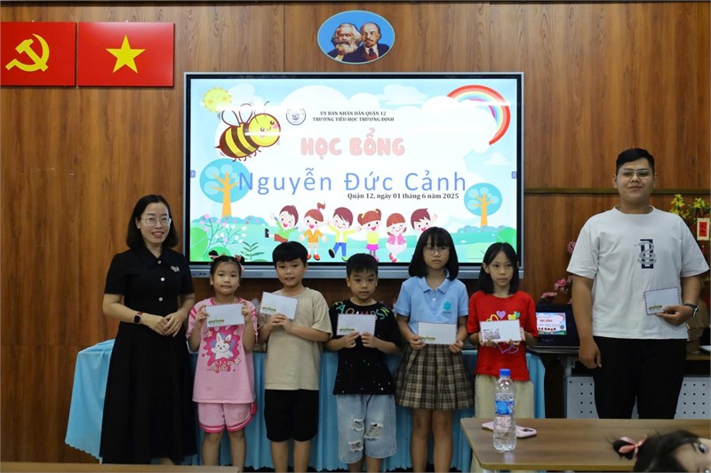 🌈🌈 Sáng ngày 30/5/2025 Ban Chấp hành Công đoàn Trường Tiểu học Trương Định phối hợp cùng Ban Giám hiệu nhà trường tổ chức hoạt động “Mừng ngày Quốc tế Thiếu nhi 01/6 kết hợp Khen thưởng và Trao học bổng Nguyễn Đức Cảnh cho con của đoàn viên công đoàn đạt thành tích tốt trong học tập năm học 2024 - 2025.