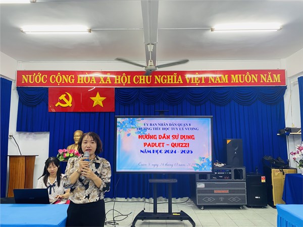 <a href="/hoat-dong-chuyen-mon/truong-tieu-hoc-tuy-ly-vuong-da-to-chuc-tap-huan-huong-dan-su-dung-quizzi-padle/ct/22157/1290721">Trường Tiểu học Tuy Lý Vương đã tổ chức tập<span class=bacham>...</span></a>