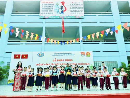 Liên đội Trường Tiểu học Võ Trường Toản tổ chức phát động phong trào Nuôi heo đất năm học 2024 - 2025